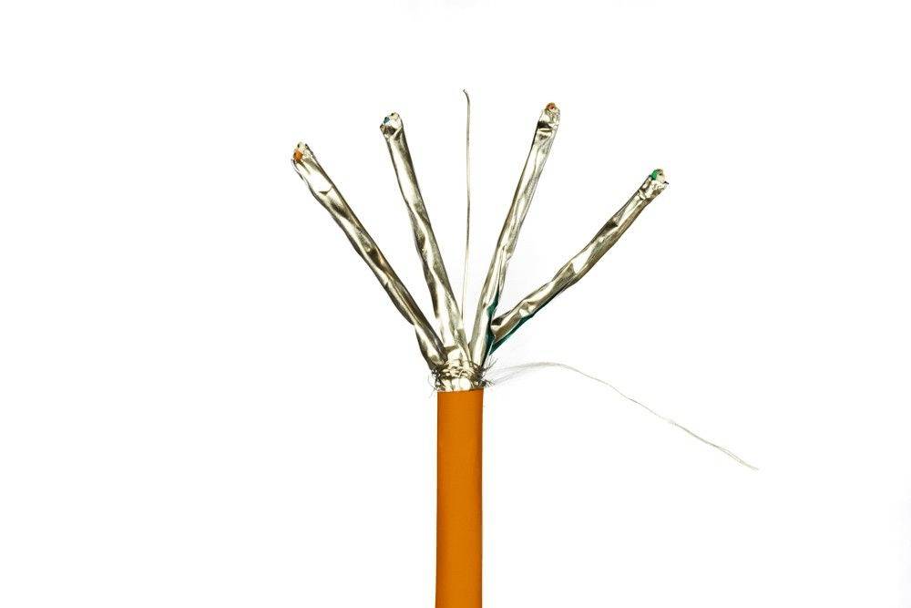 „Oranges Kabel mit getrennten metallischen Abschirmungsschichten und freiliegenden Drähten, das die Kabelkonstruktion und interne Komponenten zeigt.