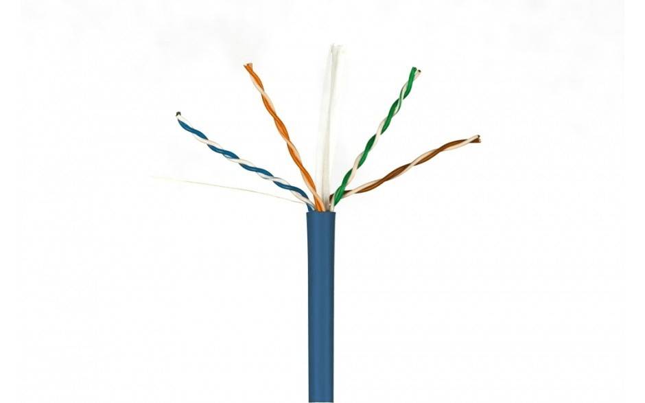 Bild eines UTP-Kabels mit vier verdrillten Drahtpaaren in Blau, Orange, Grün und Braun, wobei jedes Paar zusammengedrillt ist und für die Datenübertragung verwendet wird.