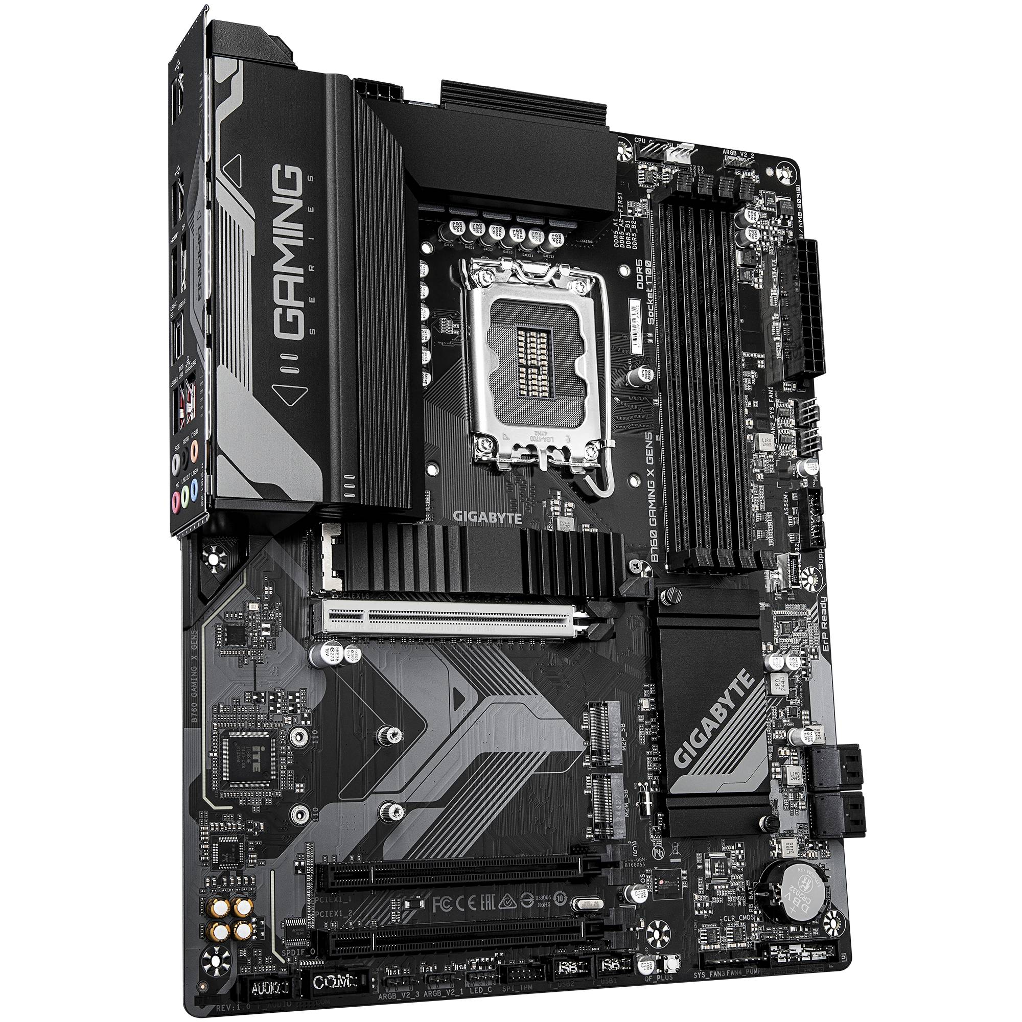 Schwarzes Gigabyte-Gaming-Mainboard mit Intel-CPU-Sockel, RAM-Steckplätzen, PCIe-Steckplätzen und Kühlkörpern auf einfachem Hintergrund dargestellt.