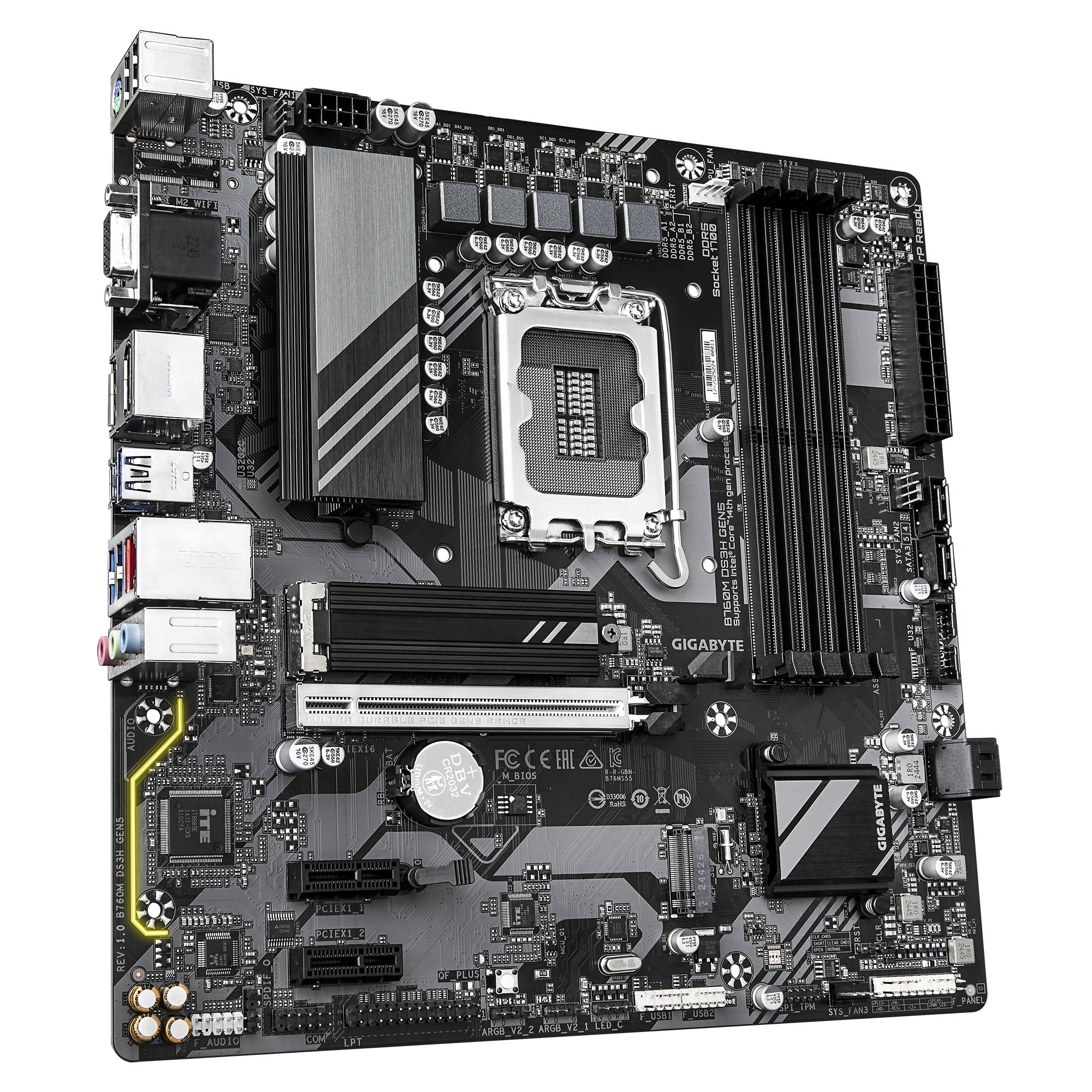 Gigabyte-Desktop-Mainboard mit CPU-Sockel, Kühlkörpern, RAM-Steckplätzen, PCIe-Steckplätzen und hinteren I/O-Anschlüssen auf einem schwarzen Mainboard sichtbar.