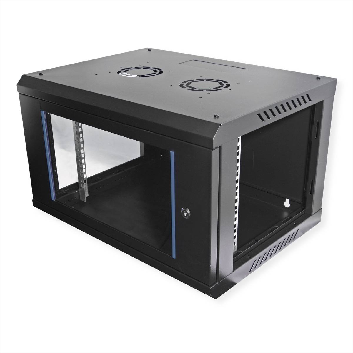 Ein schwarzes wandmontiertes Serverrack mit Seitenlüftungsöffnungen und einem klaren Frontpanel, das zur Unterbringung von Netzwerkausrüstung in IT-Umgebungen konzipiert ist.