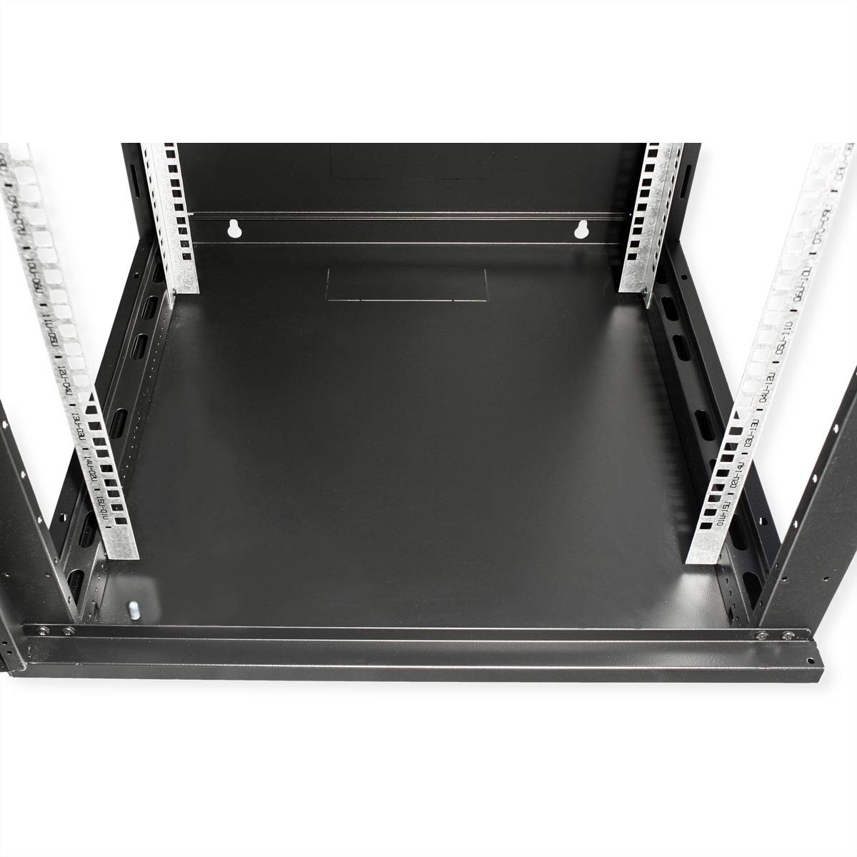 Ein leeres schwarzes Serverrack von oben betrachtet, das Metallstützstangen an den Seiten und eine geräumige, ebene Basis zeigt.
