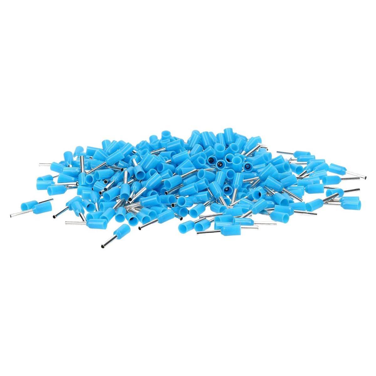 Ein Stapel blauer isolierter Drahthülsen mit Metallanschlüssen, die für elektrische Verbindungen verwendet werden.