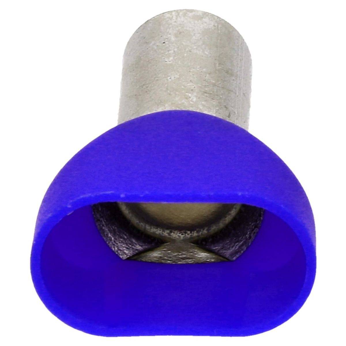 Eine Nahaufnahme einer blauen isolierten Aderendhülse mit metallischer Spitze, die für elektrische Kabelverbindungen verwendet wird und ihre zylindrische Form sowie die Schutzkappe hervorhebt.