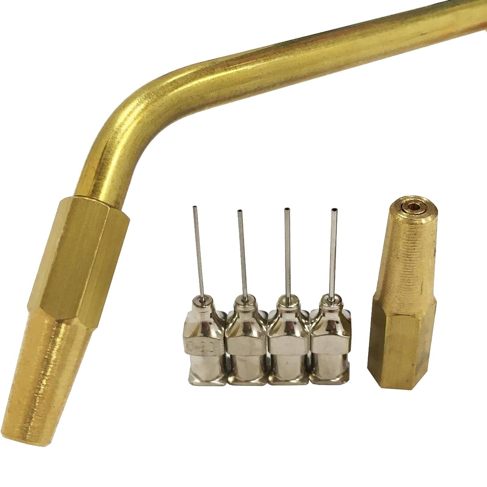 Ein Set, bestehend aus einer gebogenen goldenen Metalldüse, fünf kleinen Nachfüllnadel-Spitzen und einem Messingverbinder für Luft- und Flüssigkeitsübertragungsanwendungen.