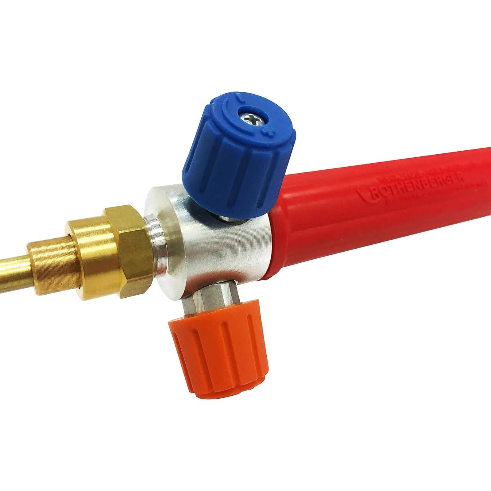 Eine rote Lötlampe mit blauen und orangefarbenen Einstellknöpfen und einer Messingdüse, die für Klempner- oder Metallarbeiten verwendet wird.
