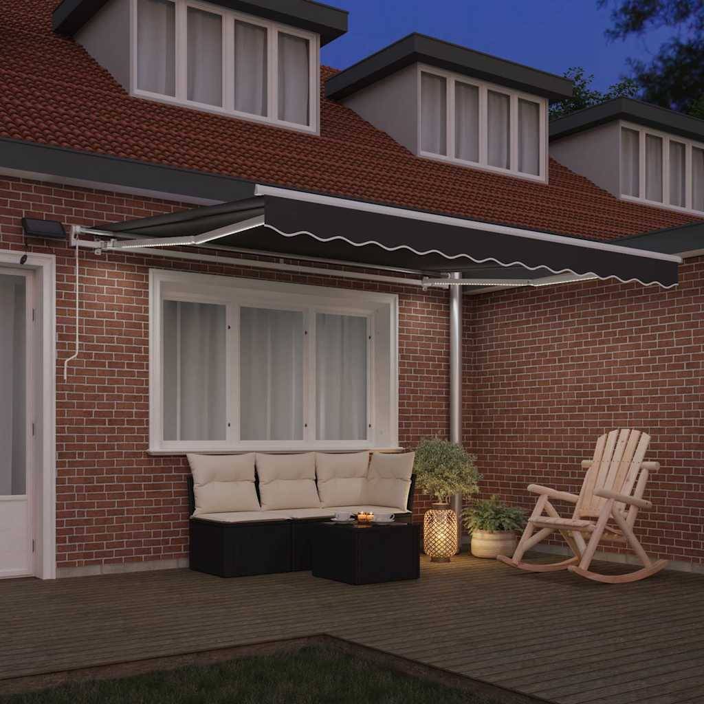 Terrasse bei Einbruch der Dämmerung mit Sitzbereich auf einer Holzterrasse, ausgestattet mit einem Sofa, Kissen, Couchtisch, Topfpflanze und einem Schaukelstuhl.