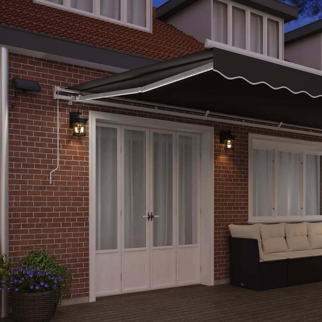 Eine gemütliche Terrasse in der Abenddämmerung mit einem schwarzen Markisendach über Glastüren und Beleuchtungselementen. Ein Ecksofa steht auf Holzdielen, daneben Pflanzen.