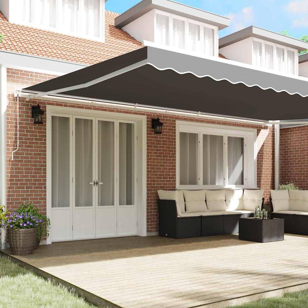 Terrasse mit Rattanmöbelset unter einem großen einziehbaren Markisendach, das an ein Backsteinhaus mit Französischen Türen angebracht ist und einen schattigen Außenbereich schafft.