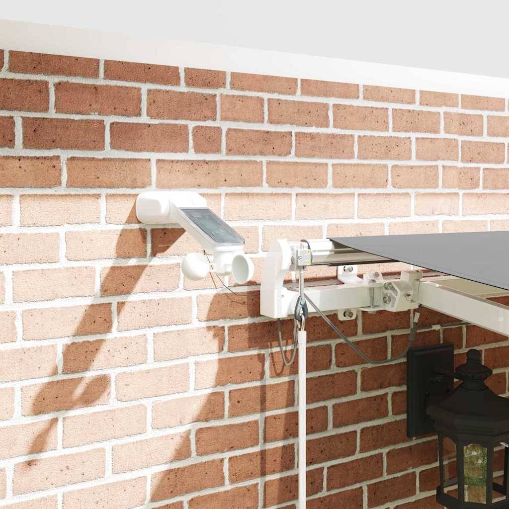 Einziehbare Markise mit Solarpanel an Ziegelwand; Leuchte darunter.