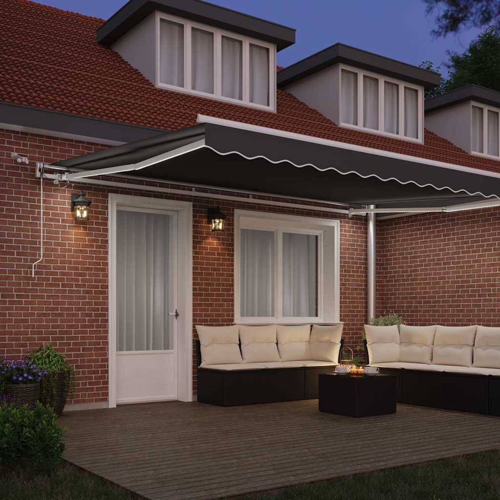 Backsteinhaus-Terrasse mit weißem Markisendach, Outdoor-Sofa und Sesseln. Abendliche Szenerie mit zwei Wandlampen, die den Bereich beleuchten.