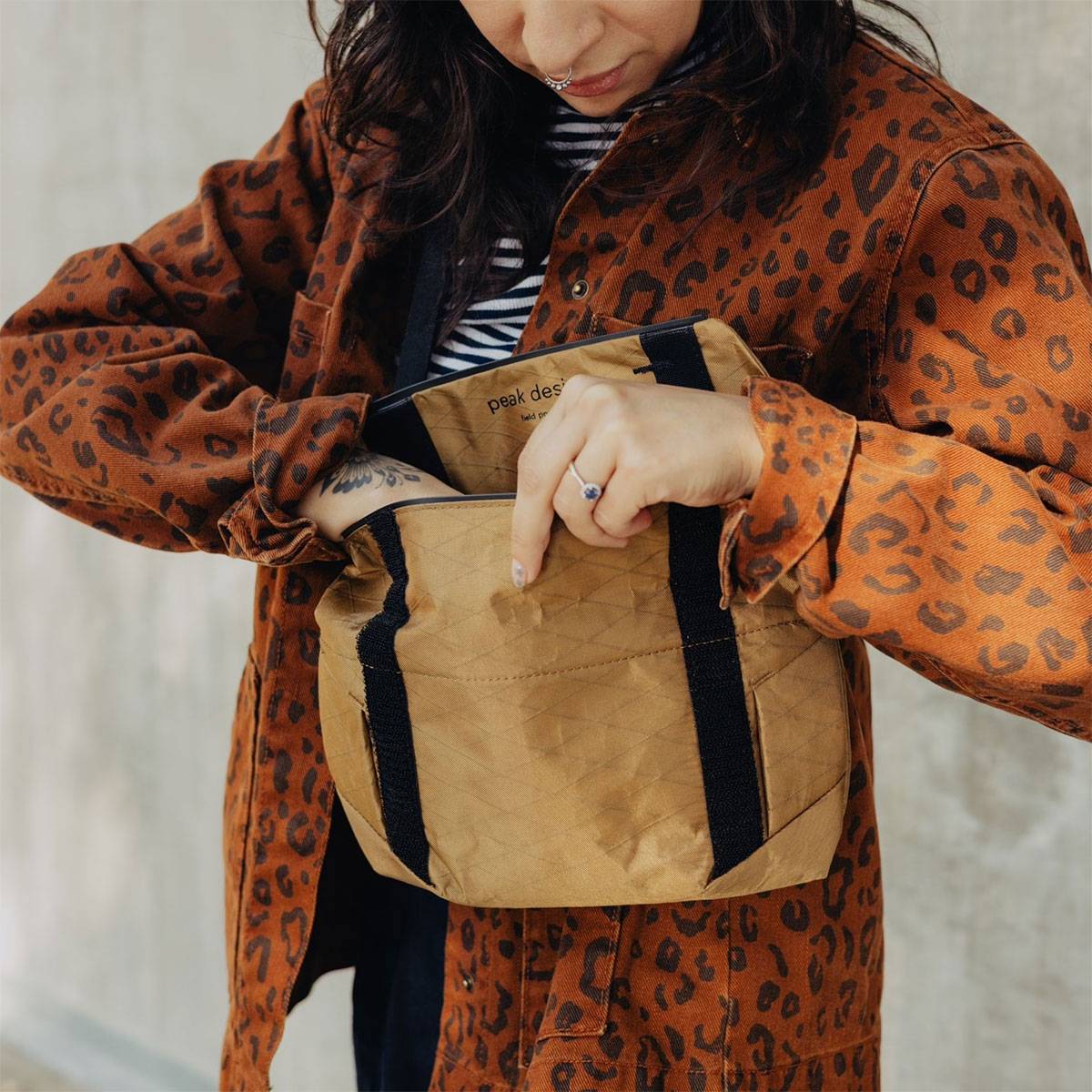 Peak Design Field Pouch Umhängetasche - Coyote (Beige/Braun)