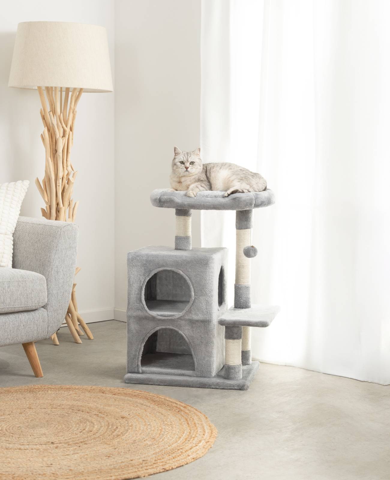 lionto Kratzbaum für Katzen 80 cm, mit 2 Höhlen, Liegebett & Spielball, Sisalstämme für Krallenpflege, hellgrau