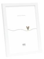 Ein dekorativer weißer Bilderrahmen mit einem dünnen Metalldraht in der Mitte, an dem ein kleines Herz befestigt ist.