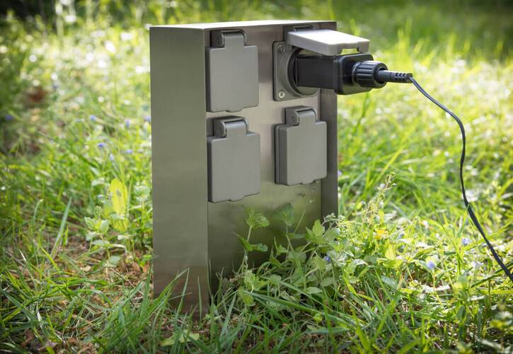 LED Universum Außensteckdose 4 Steckplätze silber