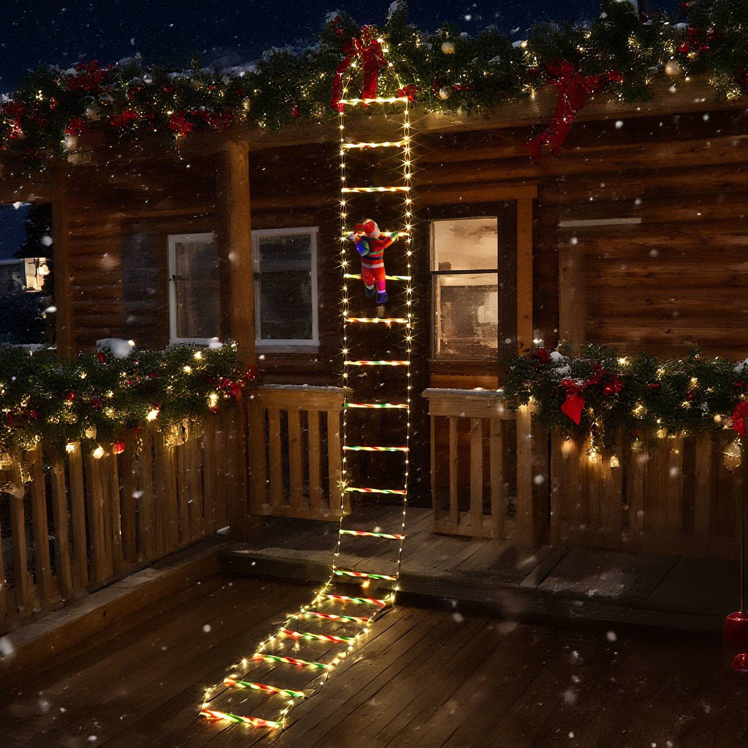 Eine mit Schnee bedeckte Hütte in der Nacht, dekoriert mit Weihnachtslichtern, mit einer langen beleuchteten Leiter, die vom Dach bis zur Veranda hinunter drapiert ist.