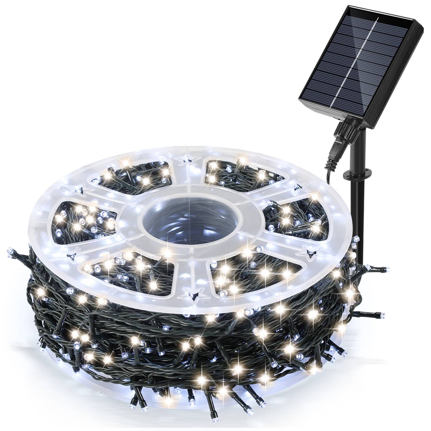 Solargetriebene Lichterketten auf einer Spule mit einem kleinen angebrachten Solarpanel, beleuchtet, um Außendekorationsleuchtung anzuzeigen.