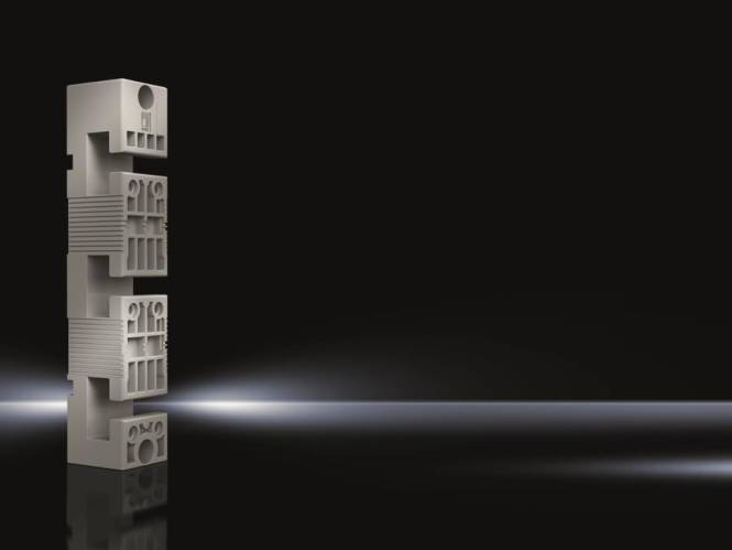 Ein Stapel von Betonblöcken mit geometrischen Mustern wird von einem sanften Scheinwerfer vor einem dunklen Hintergrund mit Farbverlauf beleuchtet.