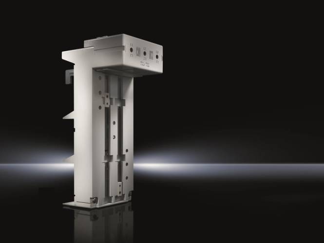 Ein vertikales rechteckiges Metallmaschinenteil, das gegen einen dunklen Hintergrund steht, mit einem leuchtenden horizontalen Licht dahinter.