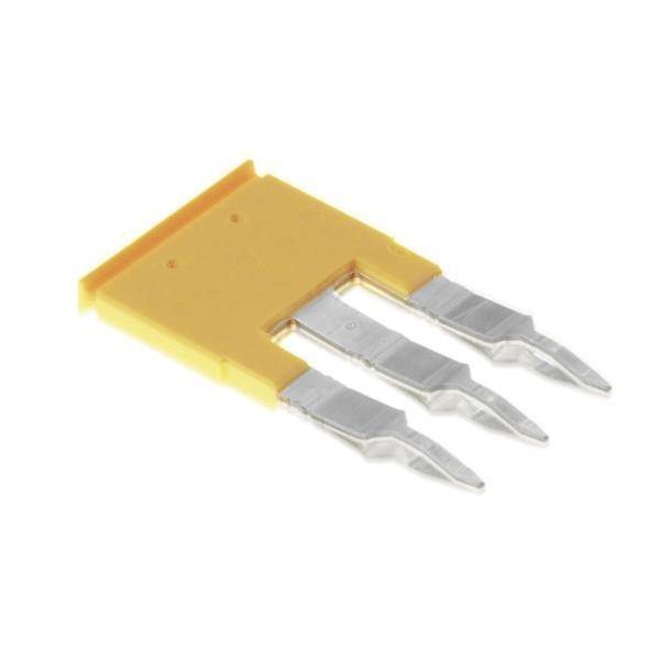 Ein gelber Kunststoff-Elektronikstecker mit drei Metallstiften, die nebeneinander auf weißem Hintergrund positioniert sind.