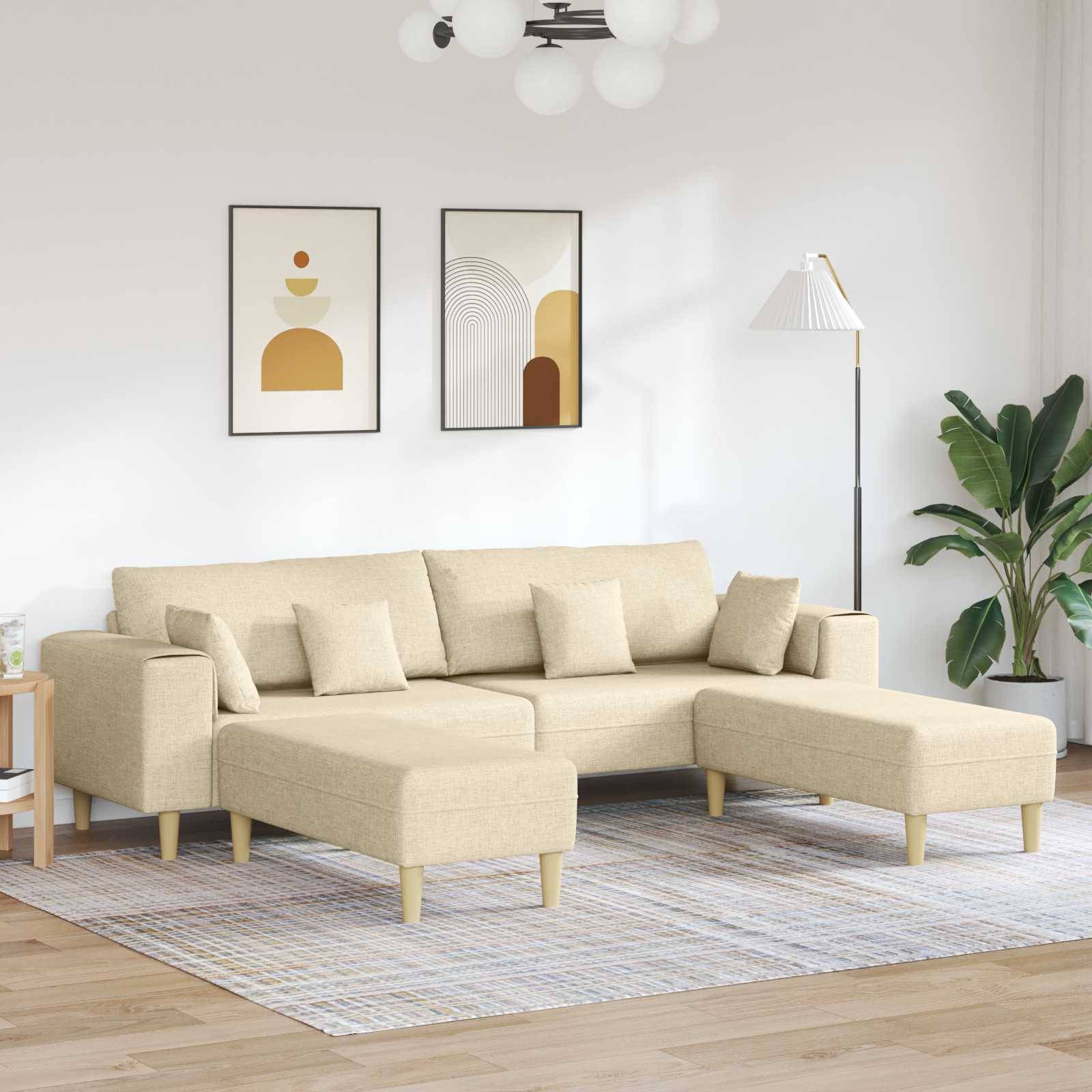 Ein beiger Ecksofa mit zwei Hockern ist in einem gemütlichen Wohnzimmer platziert. Wandkunst, eine Stehlampe und eine Zimmerpflanze verschönern die Einrichtung.