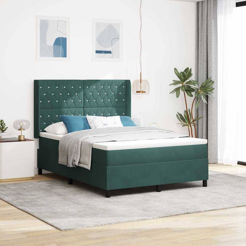 Ein modernes Schlafzimmer zeigt ein Bett mit grünem Polsterbezug und gestepptem Kopfteil, weißer Bettwäsche und einer blauen Decke. Kunst an den Wänden, eine Pflanze in der Nähe.
