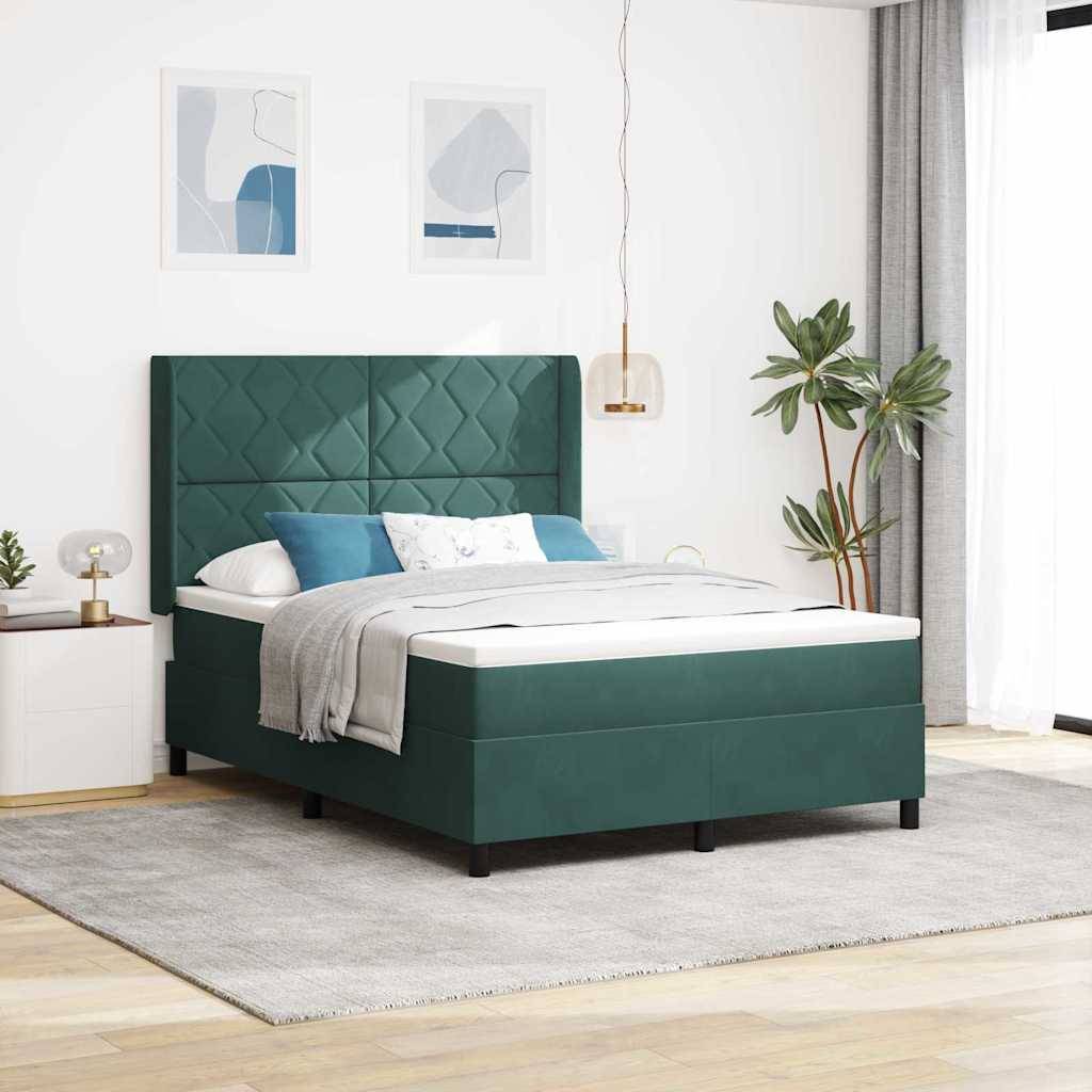 Ein modernes Schlafzimmer zeigt ein grün gepolstertes Bett mit weißer und blauer Bettwäsche, einen Nachttisch, eine Topfpflanze, markante Wandkunst und Vorhänge.