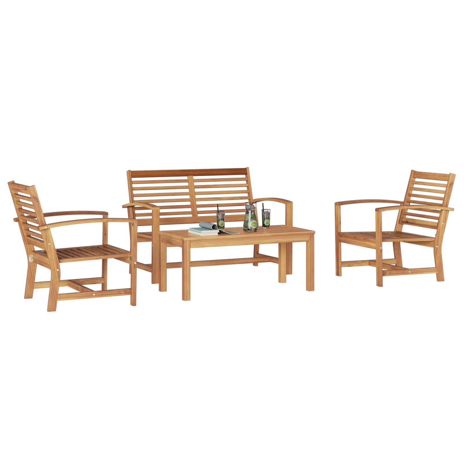 Outdoor-Holz-Gartenmöbel-Set mit einem Tisch, zwei Stühlen und einer Bank, mit schlichtem Design und einigen Flaschen auf dem Tisch.