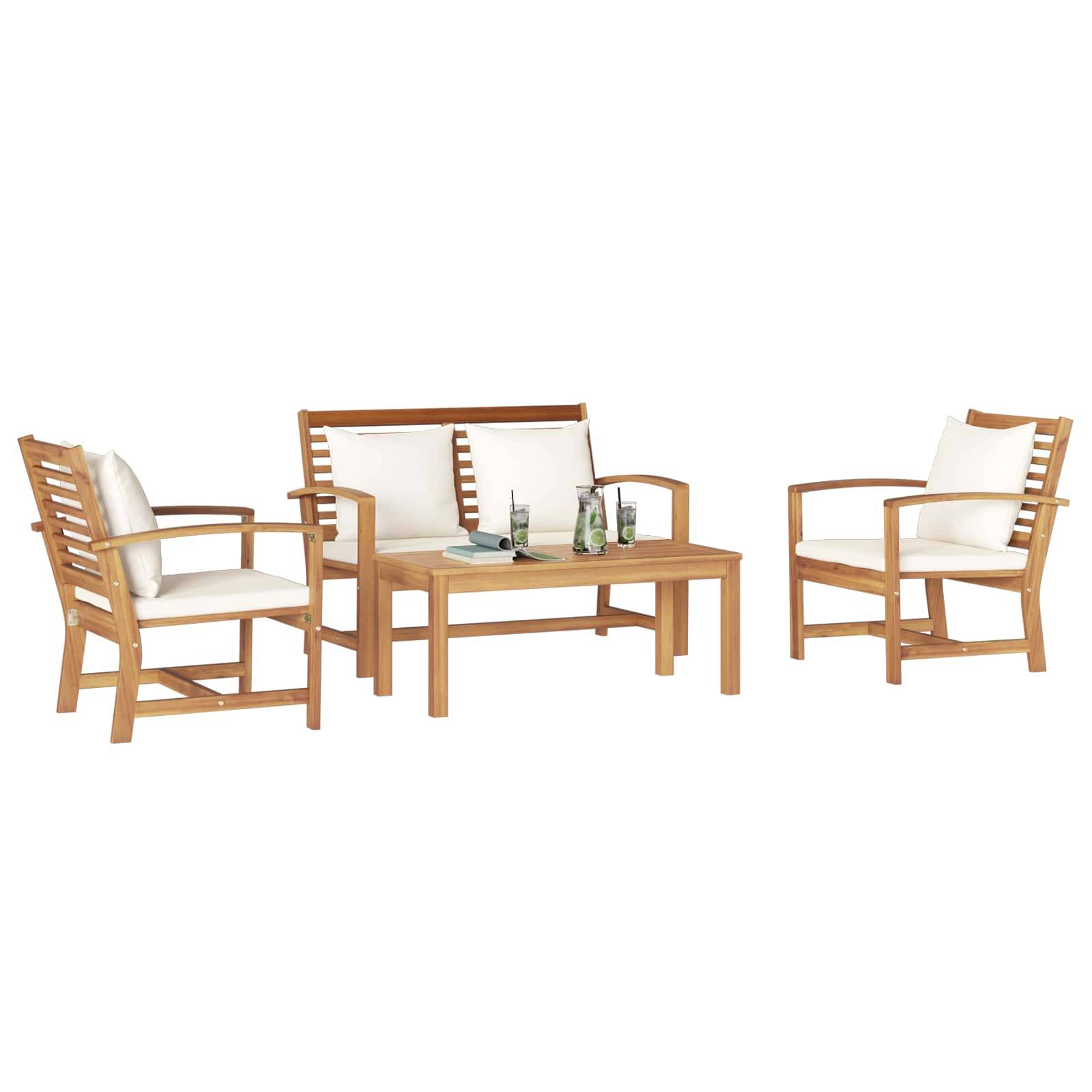 Holz-Outdoor-Sitzgruppe mit einer Zwei-Personen-Bank, zwei Sesseln und einem Couchtisch. Inklusive weißer Kissen und zwei Getränkeflaschen auf dem Tisch.