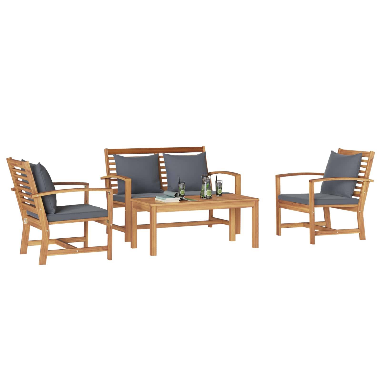 Outdoor-Möbelset aus Holz mit einem Couchtisch, zwei Sesseln und einer Zweisitzercouch. Die Kissen sind dunkelgrau. Flaschen und Gläser stehen auf dem Tisch.