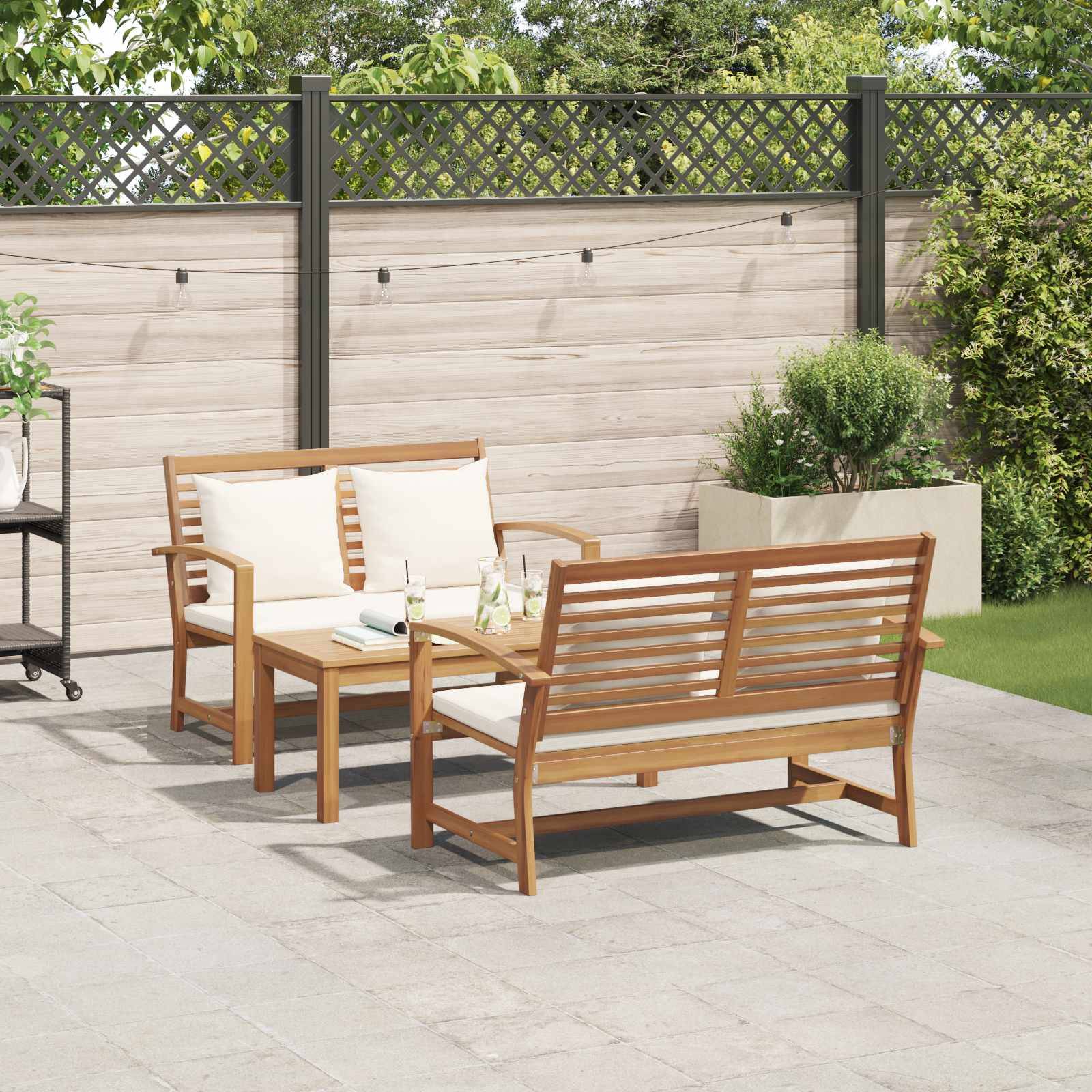 Gartenmöbel-Set aus Holz mit einem Sofa, Stühlen und einem Tisch auf einem Fliesenboden, umgeben von einem Holzzaun und Grünflächen im Hinterhof.