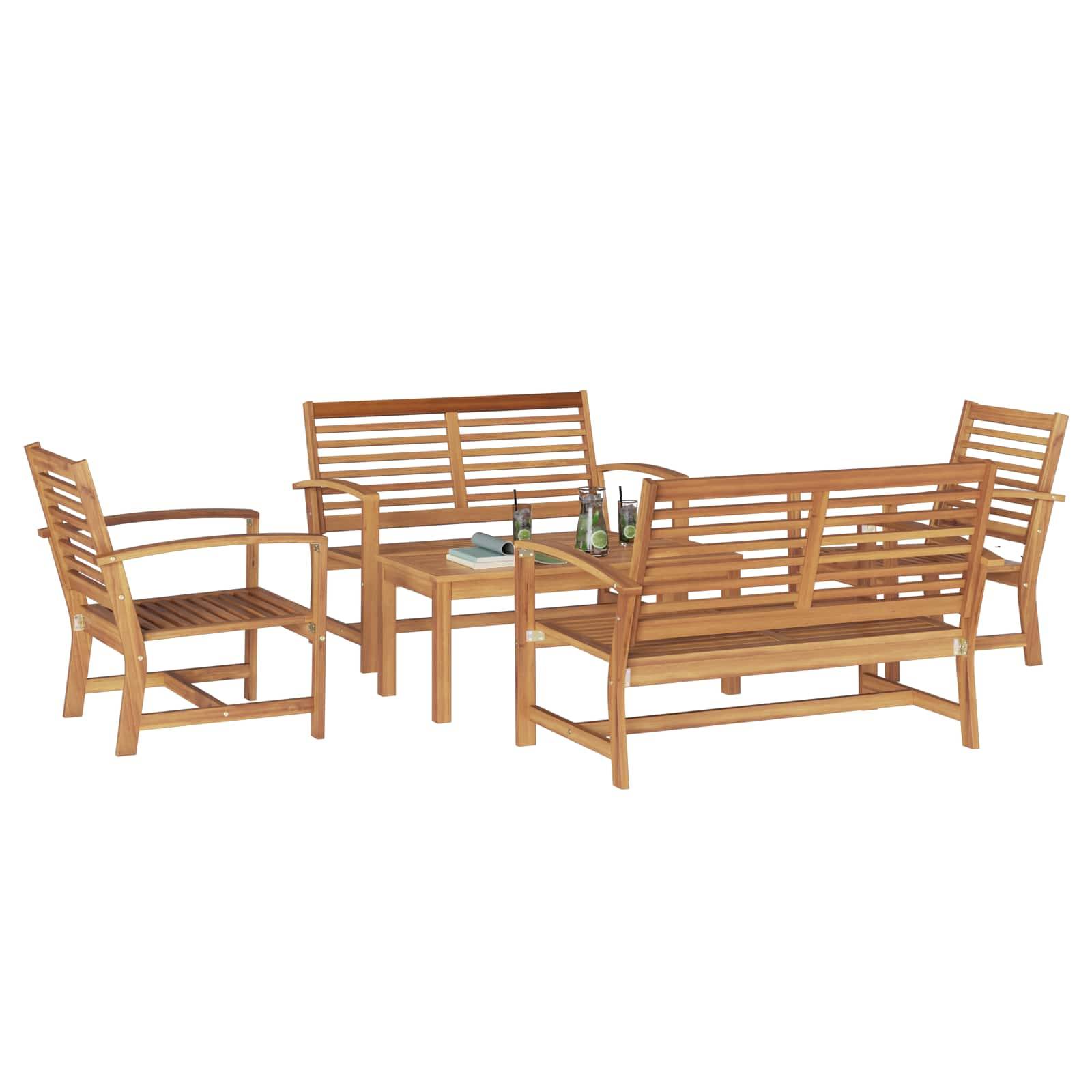 Ein hölzernes Outdoor-Patio-Set besteht aus einer Zweisitzercouch, zwei Sesseln und einem Couchtisch. Flaschen und Gläser sind auf dem Tisch angeordnet.