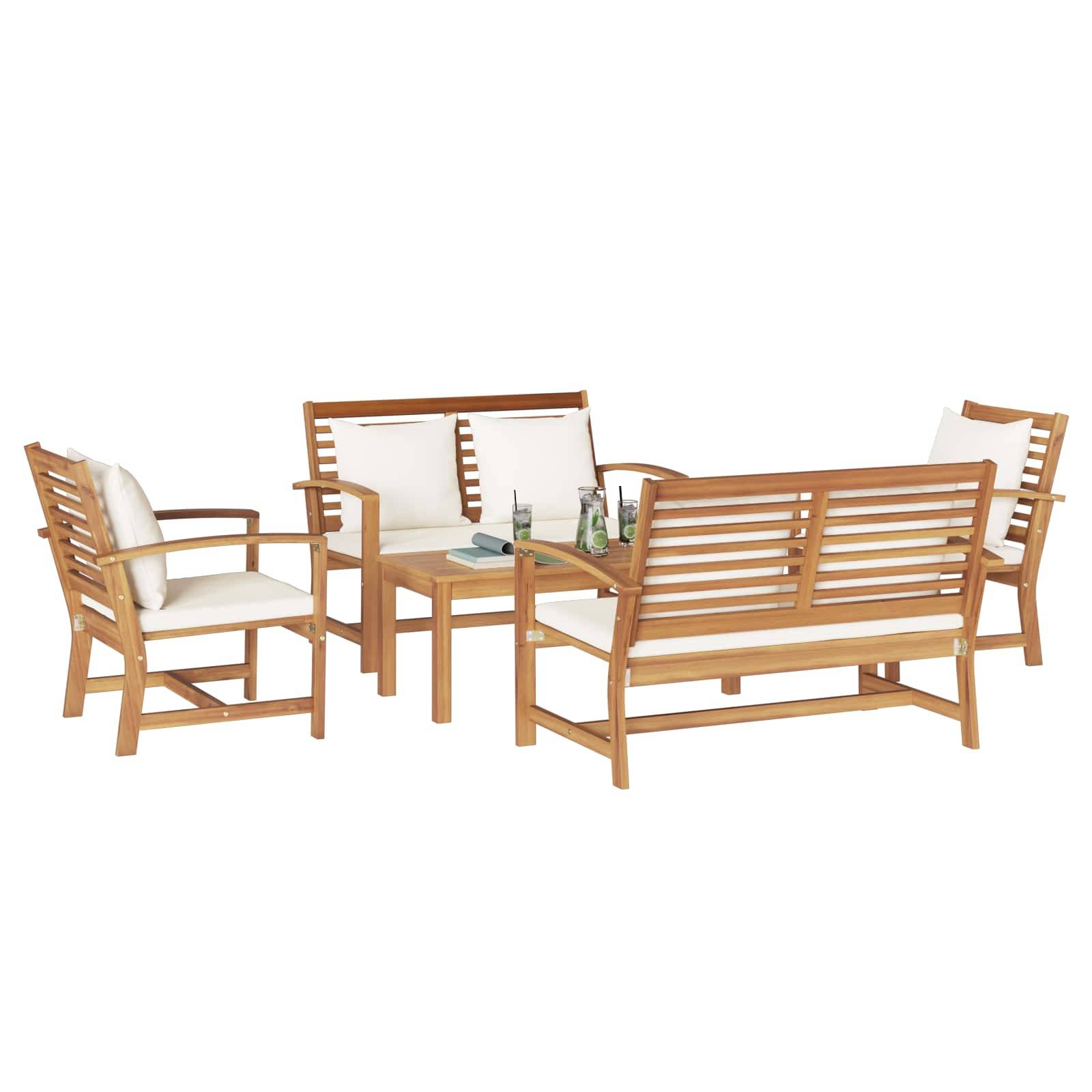 Outdoor-Möbelset bestehend aus zwei Holzbänken, zwei Sesseln und einem Couchtisch mit Getränken. Die Kissen sind weiß.