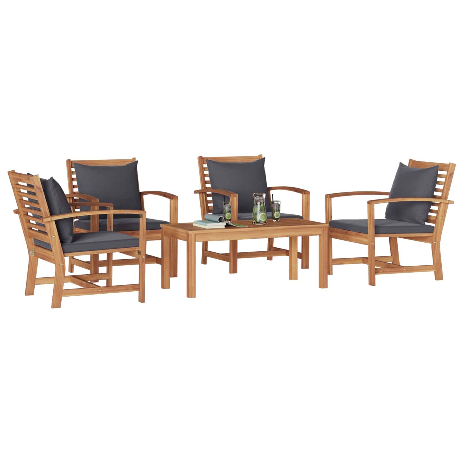 Ein Gartenmöbel-Set aus Holz besteht aus einem rechteckigen Tisch und vier Stühlen mit dunkelgrauen Kissen. Auf dem Tisch stehen Gläser und eine Flasche.