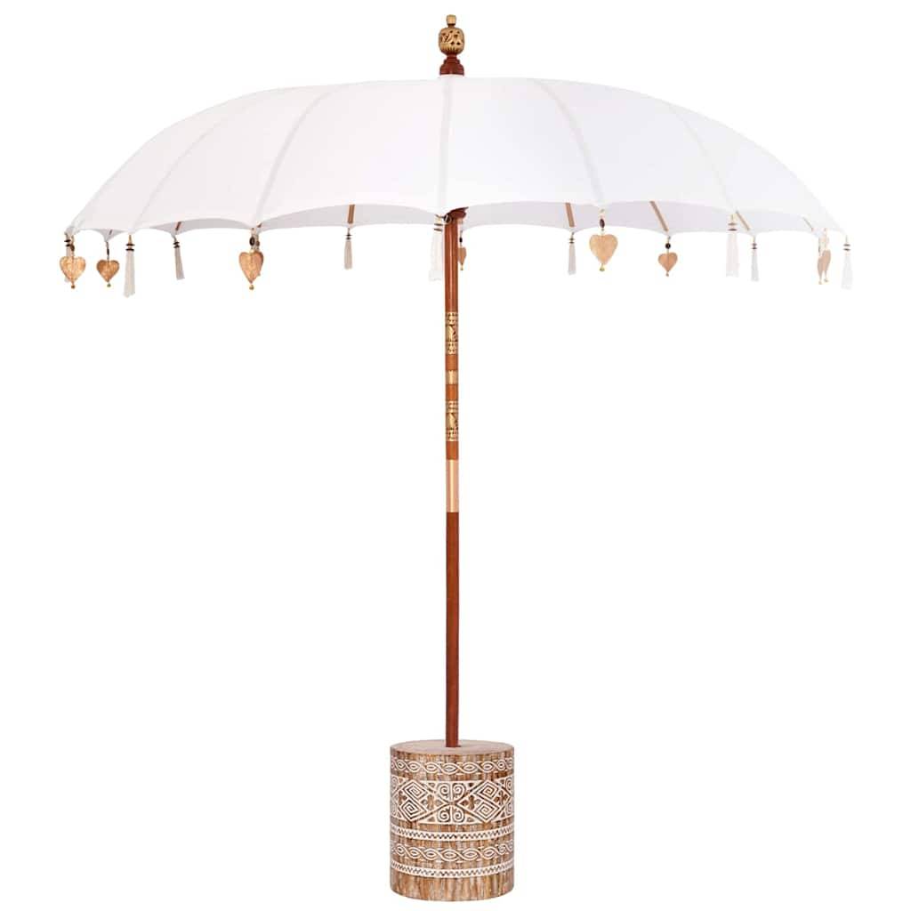 Ein dekorativer weißer Regenschirm mit kunstvollen Holzdetails und herzförmigen Quasten, auf einer geschnitzten Holzbasis stehend.