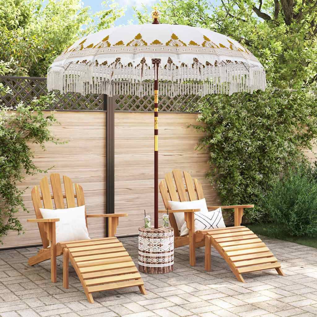 Hölzerne Terrassenstühle mit weißen Kissen blicken auf einen dekorativen Sonnenschirm. Die Umgebung ist von Pflanzen und einem gefliesten Boden umgeben, was einen ruhigen Außenbereich schafft.