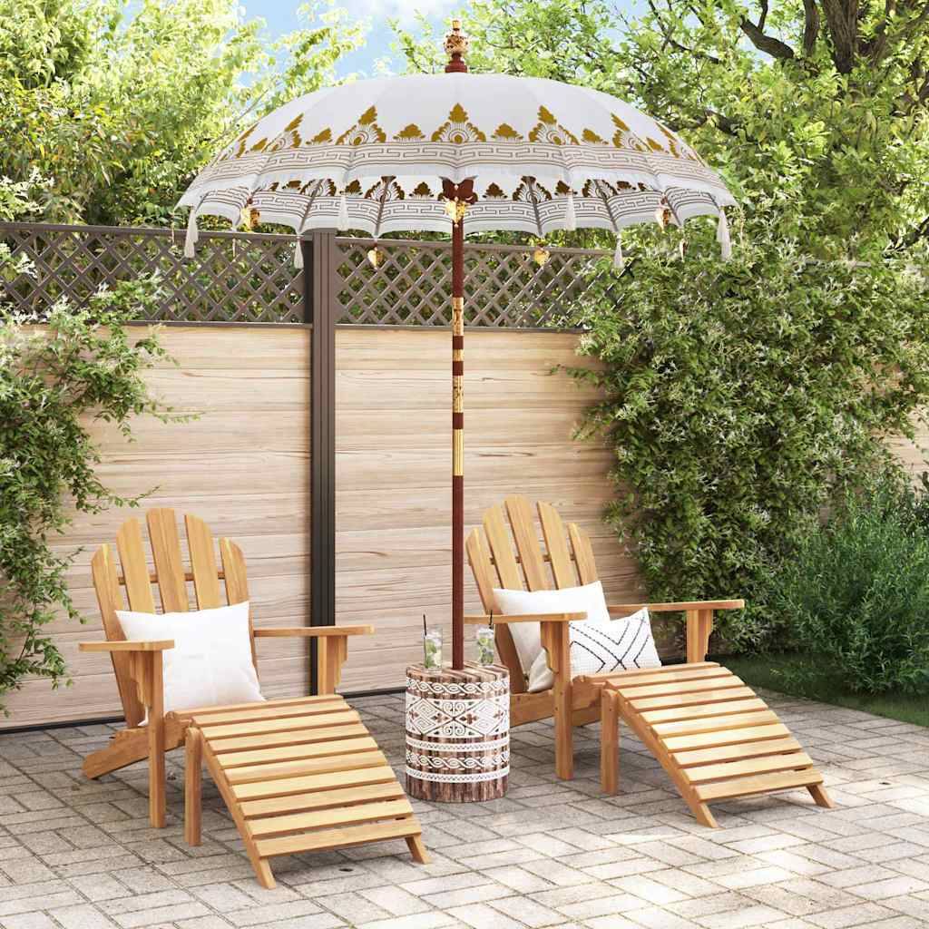 Zwei Holzliegen mit Kissen stehen unter einem dekorativen weißen Terrassenregenschirm in einer Gartenumgebung, umgeben von Grünpflanzen.