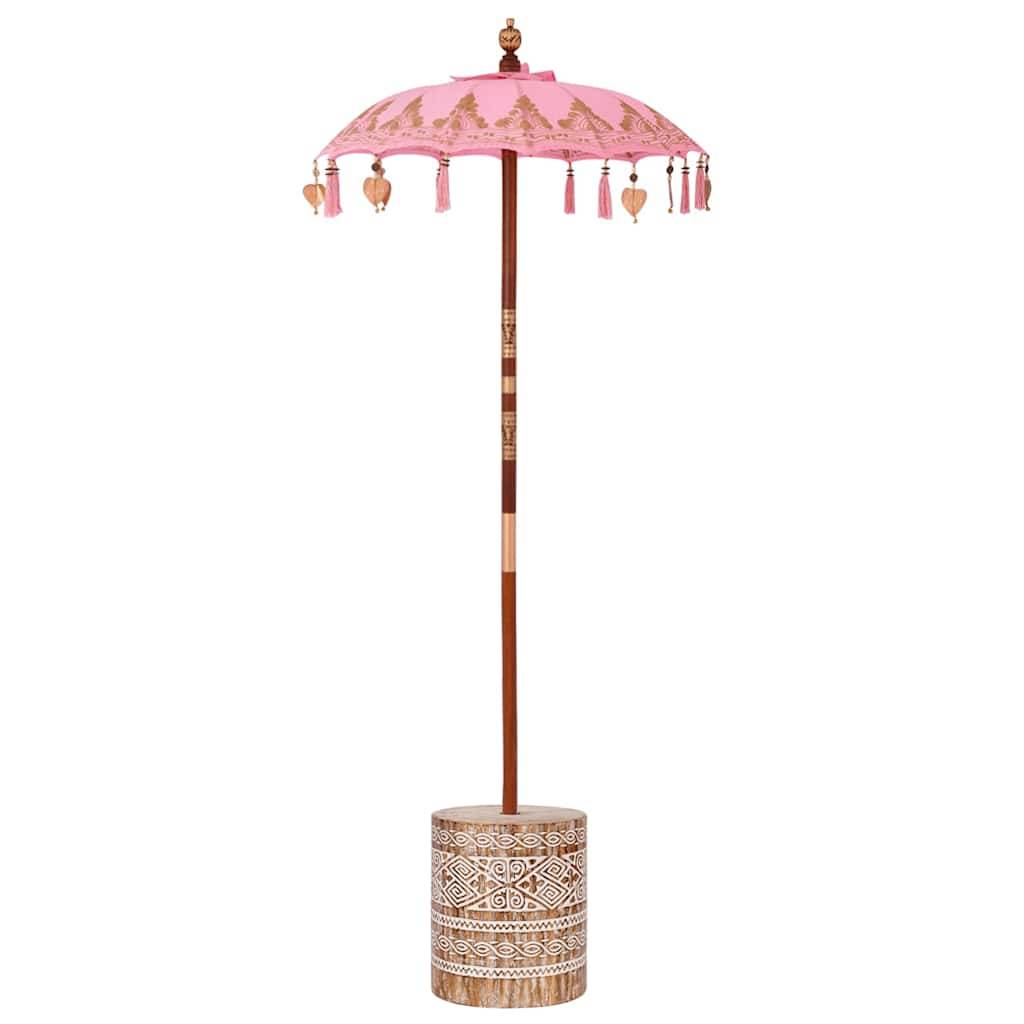 Ein dekorativer rosa Regenschirm mit Quasten, der auf einem Holzstab mit einer kunstvollen Basis montiert ist und zu dekorativen oder zeremoniellen Zwecken verwendet wird.