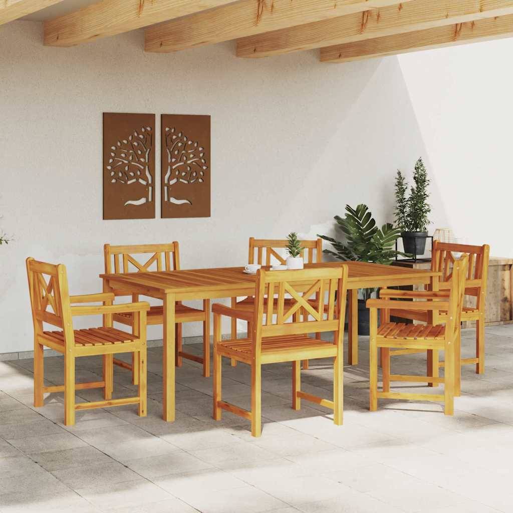 Outdoor-Terrasse mit einem Holztisch für sechs Personen unter einer Holzpergola. Wandkunst zeigt Bäume, und Topfpflanzen fügen der Szene Grün hinzu.