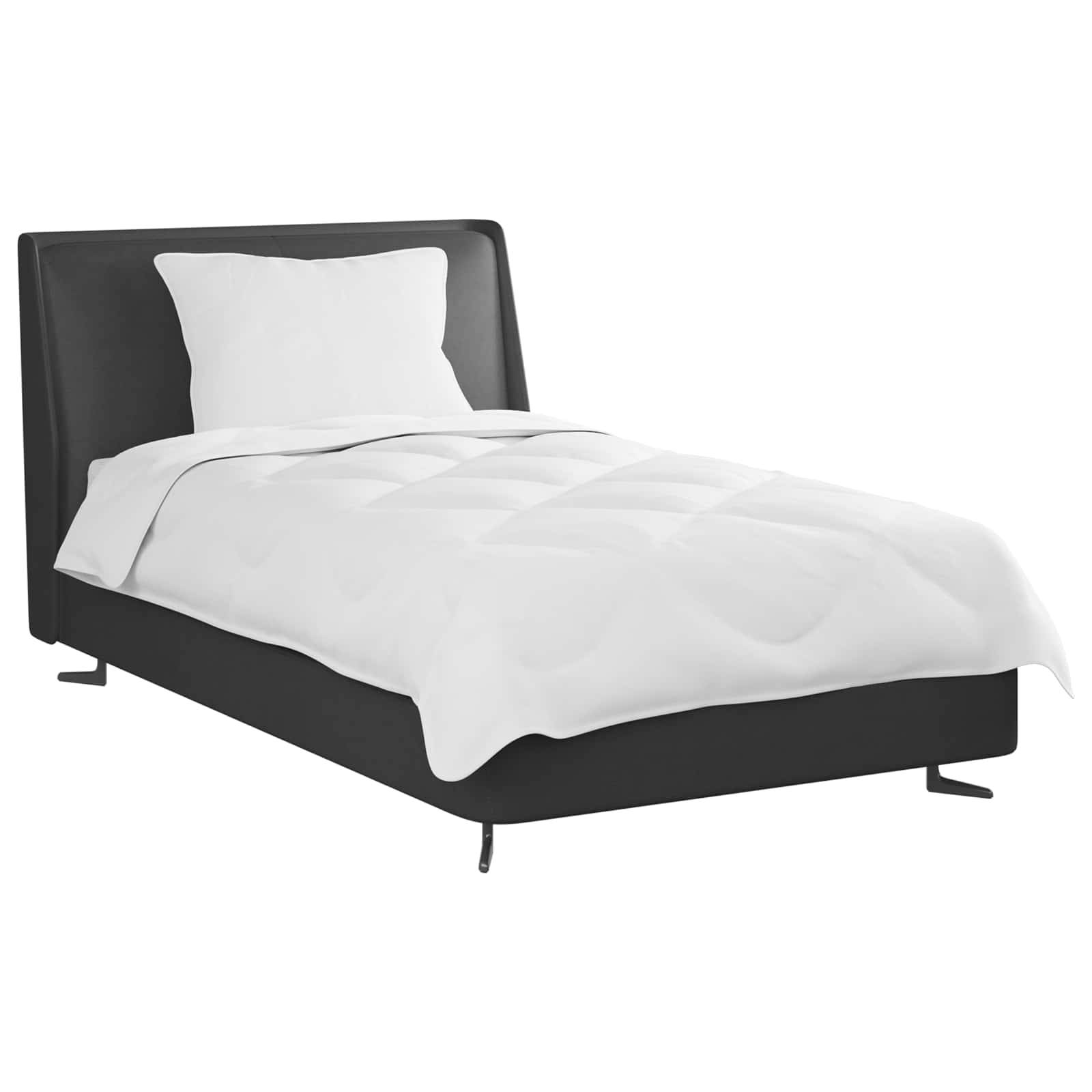 Ein ordentlich gemachtes Bett mit einem schwarzen Rahmen, weißer Matratze, Kissen und Decke, von einem diagonal geneigten Blickwinkel aus betrachtet, mit Betonung auf Komfort und Schlichtheit.