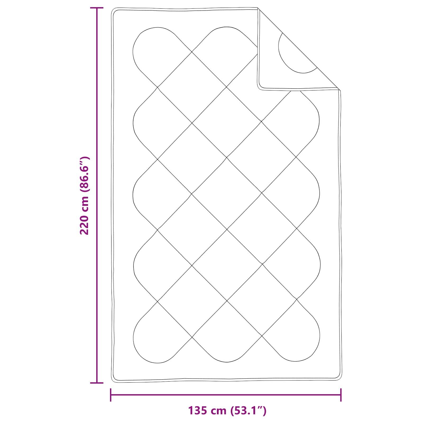 Eine gesteppte rechteckige Decke mit den Maßen 220 cm x 135 cm mit sichtbarem Steppmusters. Maßangaben entlang der Seiten in Zentimetern und Zoll angegeben.