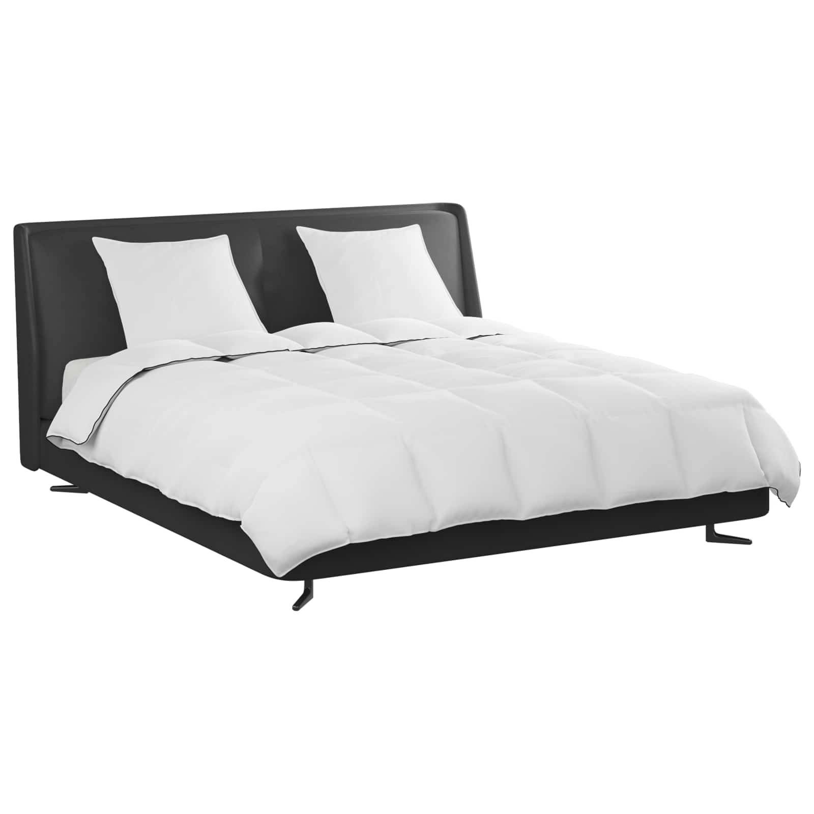 Ein modernes Bett mit einem schlanken schwarzen Rahmen, der mit weißen Kissen und einer flauschigen weißen Bettdecke bedeckt ist, von der Seite leicht schräg gezeigt.