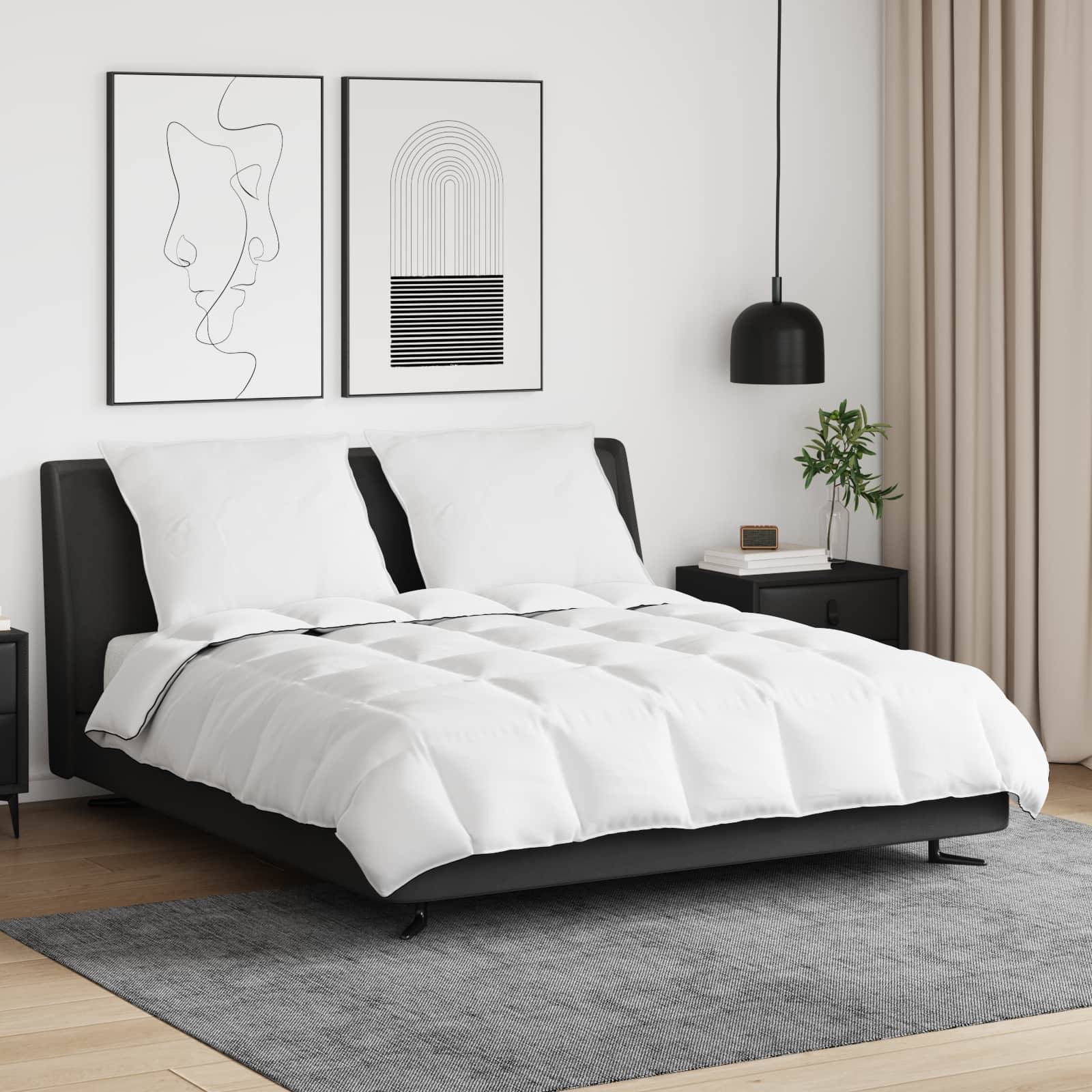 Ein modernes Schlafzimmer mit einem Doppelbett, weißer Bettwäsche, schwarzen Nachttischen, abstrakter Kunst an der Wand, einer Pflanze und einer hängenden Lampe.