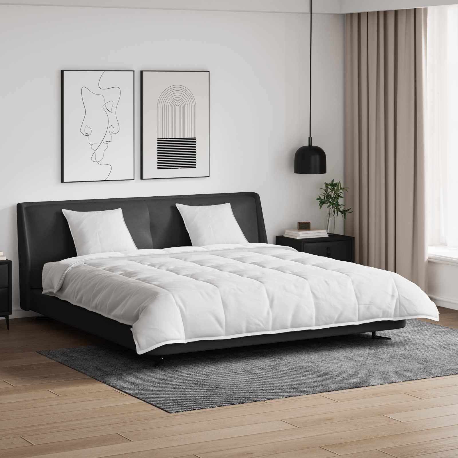 Ein modernes Schlafzimmer mit einem ordentlich bezogenen Bett mit weißer Bettwäsche, zwei abstrakten Kunstwerken an der Wand und einer hängenden Lampe.