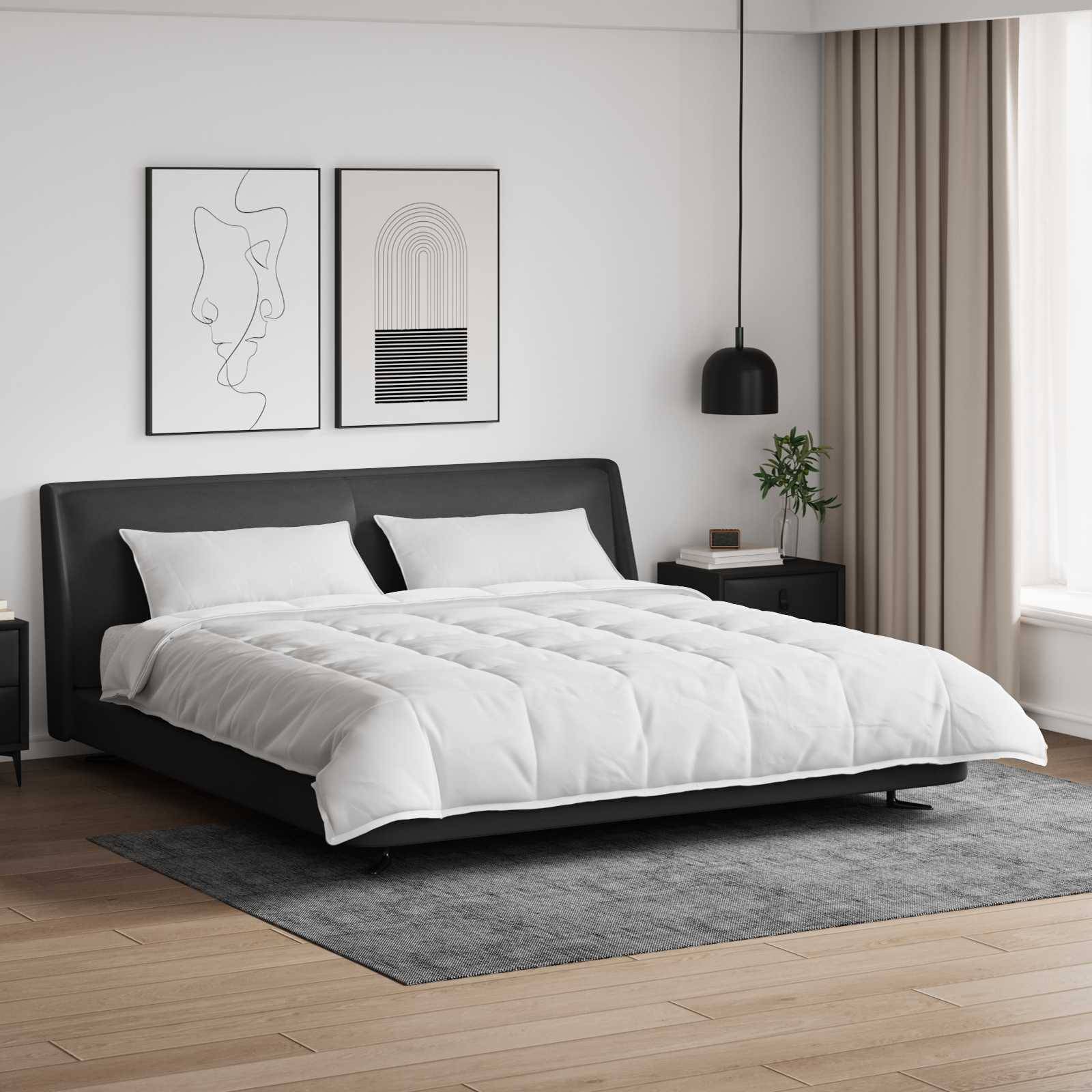 Ein modernes Schlafzimmer zeigt ein ordentlich gemachtes Bett mit einer weißen Bettdecke, zwei abstrakten gerahmten Kunstwerken darüber, einer schwarzen Pendelleuchte und einem Fenster.