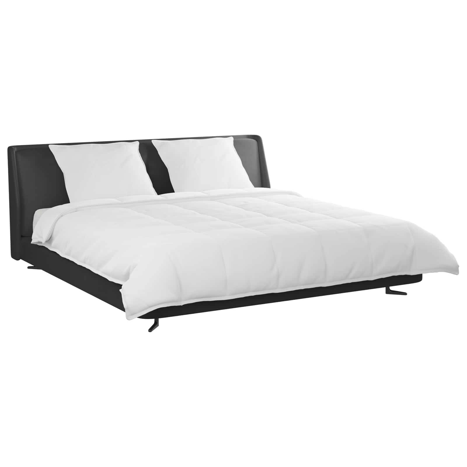 Ein schwarzes modernes Plattformbett mit hohem Kopfteil, weißer Bettwäsche und zwei weißen Kissen, von einem Winkel aus gesehen, mit minimalistischem Erscheinungsbild.