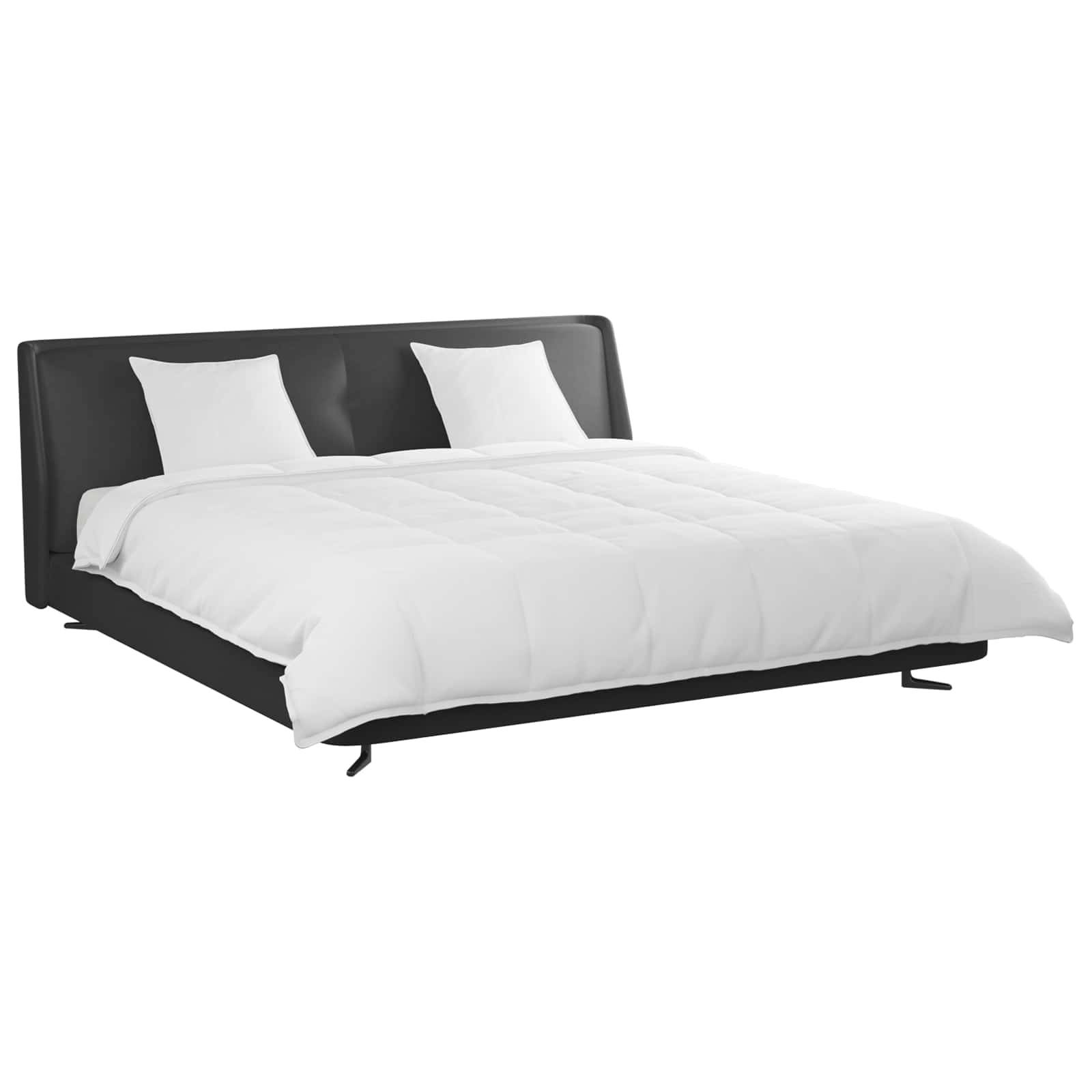 Ein modernes schwarzes Plattformbett mit einer weißen Steppdecke und zwei weißen Kissen, das ein elegantes, minimalistisches Designstil aufweist.