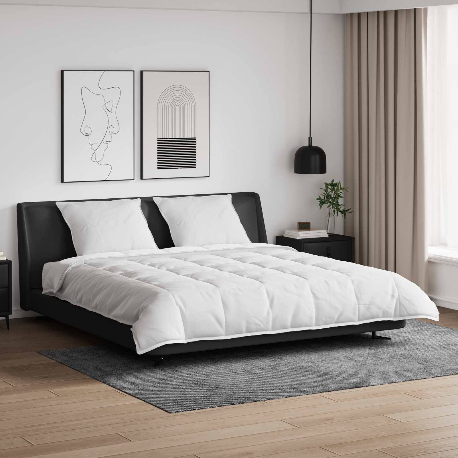 Ein modernes Schlafzimmer zeigt ein dunkles Bettgestell mit weißer Bettwäsche, flankiert von Nachttischen, unter Pendelleuchten. Abstrakte Kunst schmückt die Wand.