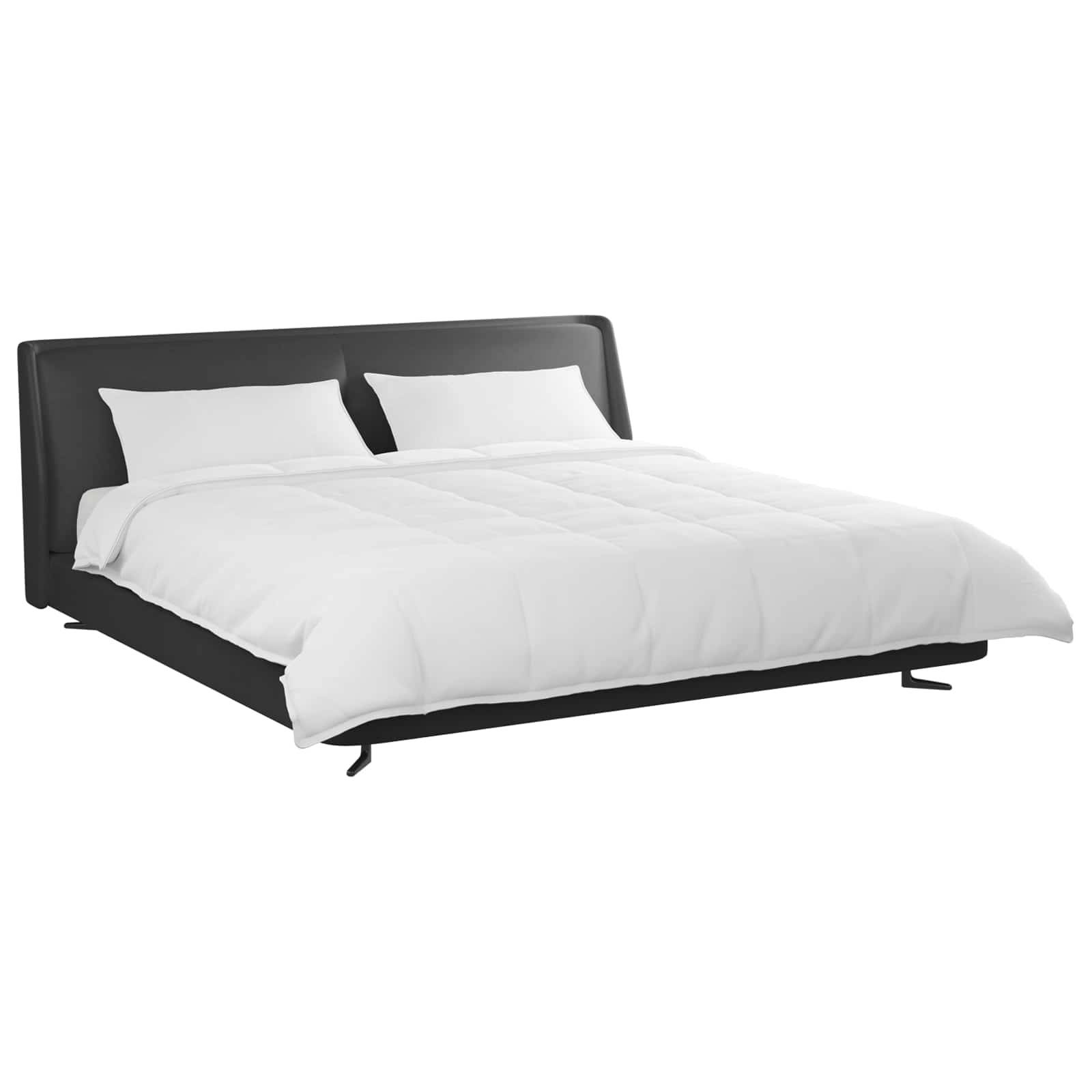 Ein modernes schwarzes Plattformbett mit einer weißen Bettdecke und zwei Kissen.