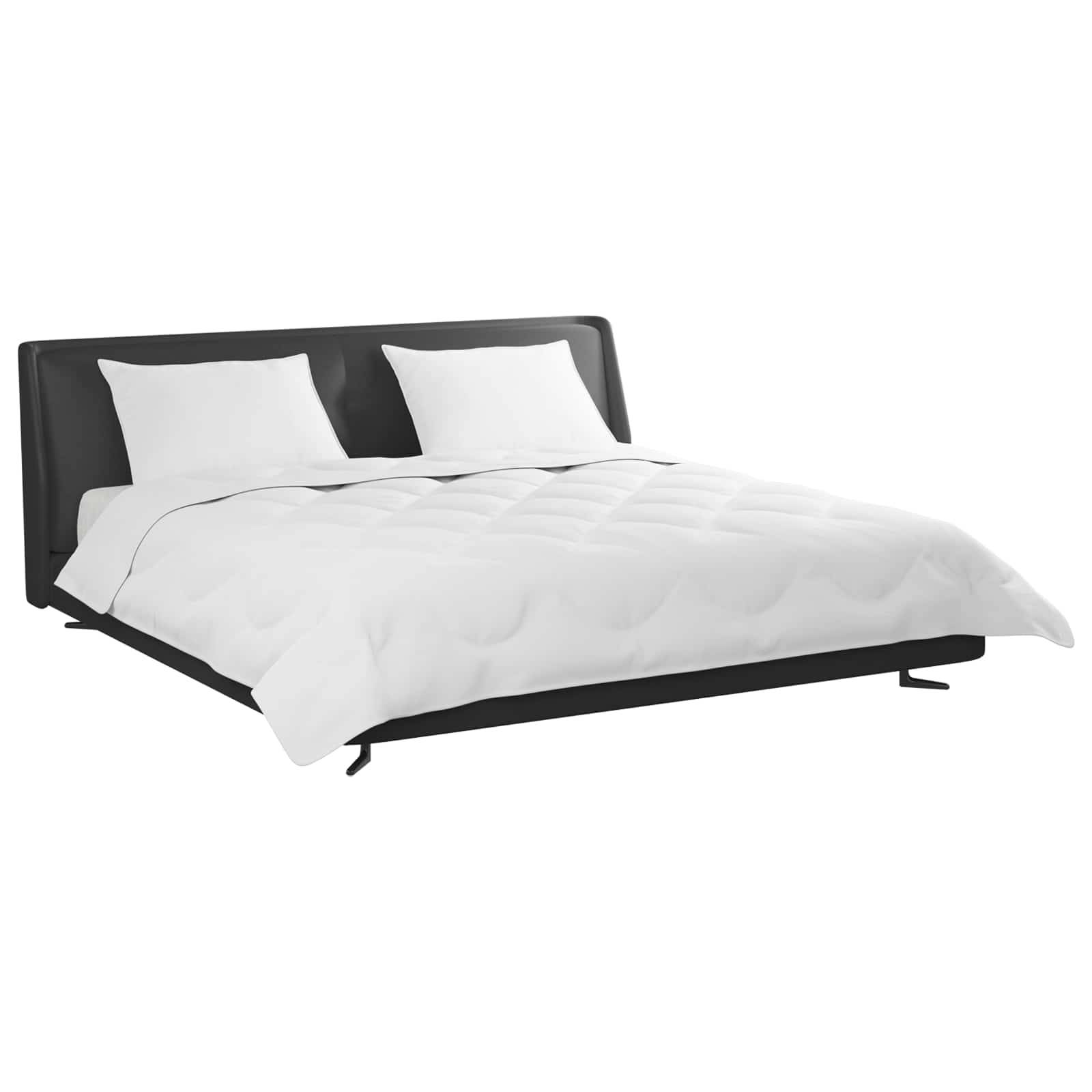 Ein modernes Bett mit flachem Rahmen in Schwarz und einer weißen gesteppten Bettdecke sowie zwei weißen Kissen, von der Seite und leicht von oben betrachtet.